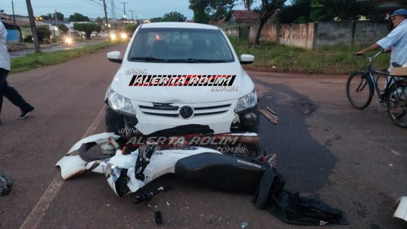 Rolim de Moura – Motociclista fica ferido ao ser atingido por carro que trafegava pela contramão no Bairro Boa Esperança – Vídeo Rolim de Moura – Motociclista fica ferido ao ser atingido por carro que trafegava pela contramão no Bairro Boa Esperança – Vídeo