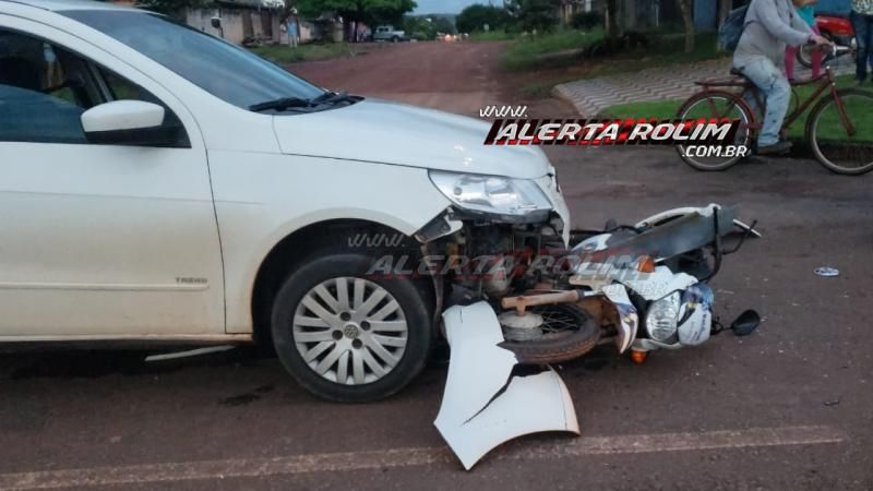 Rolim de Moura – Motociclista fica ferido ao ser atingido por carro que trafegava pela contramão no Bairro Boa Esperança – Vídeo Rolim de Moura – Motociclista fica ferido ao ser atingido por carro que trafegava pela contramão no Bairro Boa Esperança – Vídeo