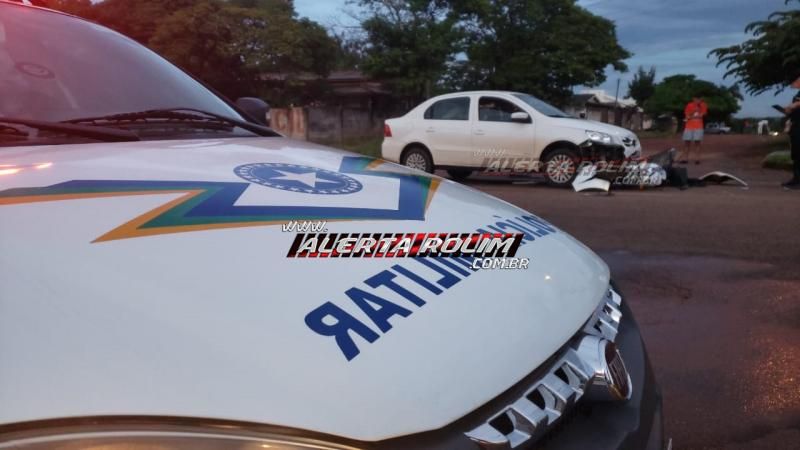 Rolim de Moura – Motociclista fica ferido ao ser atingido por carro que trafegava pela contramão no Bairro Boa Esperança – Vídeo Rolim de Moura – Motociclista fica ferido ao ser atingido por carro que trafegava pela contramão no Bairro Boa Esperança – Vídeo