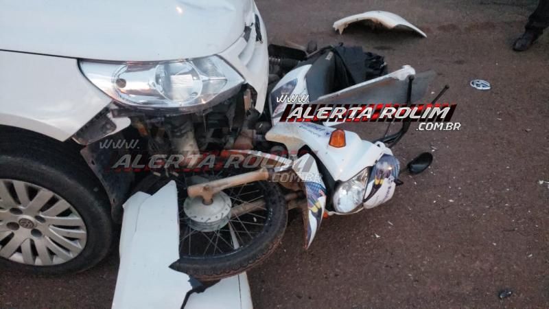 Rolim de Moura – Motociclista fica ferido ao ser atingido por carro que trafegava pela contramão no Bairro Boa Esperança – Vídeo Rolim de Moura – Motociclista fica ferido ao ser atingido por carro que trafegava pela contramão no Bairro Boa Esperança – Vídeo