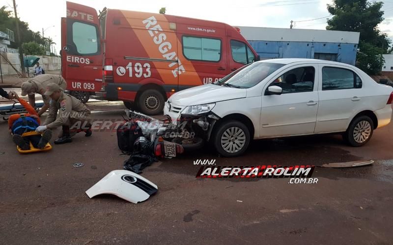 Rolim de Moura – Motociclista fica ferido ao ser atingido por carro que trafegava pela contramão no Bairro Boa Esperança – Vídeo Rolim de Moura – Motociclista fica ferido ao ser atingido por carro que trafegava pela contramão no Bairro Boa Esperança – Vídeo