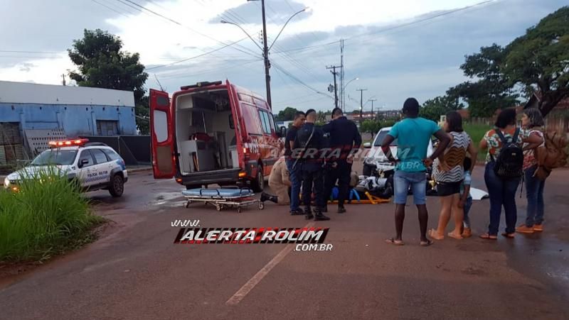 Rolim de Moura – Motociclista fica ferido ao ser atingido por carro que trafegava pela contramão no Bairro Boa Esperança – Vídeo Rolim de Moura – Motociclista fica ferido ao ser atingido por carro que trafegava pela contramão no Bairro Boa Esperança – Vídeo