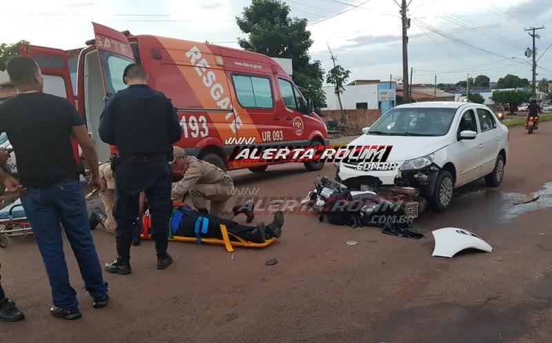 Rolim de Moura – Motociclista fica ferido ao ser atingido por carro que trafegava pela contramão no Bairro Boa Esperança – Vídeo Rolim de Moura – Motociclista fica ferido ao ser atingido por carro que trafegava pela contramão no Bairro Boa Esperança – Vídeo