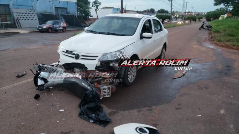Rolim de Moura – Motociclista fica ferido ao ser atingido por carro que trafegava pela contramão no Bairro Boa Esperança – Vídeo Rolim de Moura – Motociclista fica ferido ao ser atingido por carro que trafegava pela contramão no Bairro Boa Esperança – Vídeo