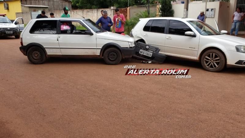 Rolim de Moura – Motorista perde o controle da direção de veículo e bate em carro estacionado no Bairro Cidade Alta – Vídeo Rolim de Moura – Motorista perde o controle da direção de veículo e bate em carro estacionado no Bairro Cidade Alta – Vídeo