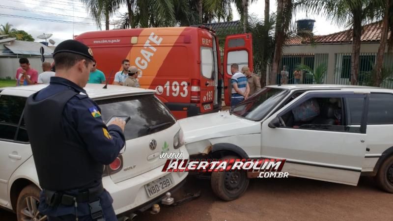Rolim de Moura – Motorista perde o controle da direção de veículo e bate em carro estacionado no Bairro Cidade Alta – Vídeo Rolim de Moura – Motorista perde o controle da direção de veículo e bate em carro estacionado no Bairro Cidade Alta – Vídeo