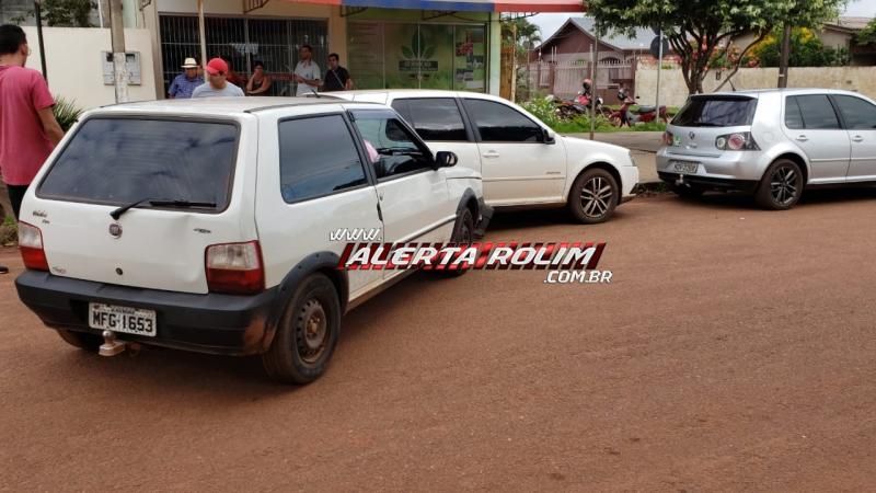 Rolim de Moura – Motorista perde o controle da direção de veículo e bate em carro estacionado no Bairro Cidade Alta – Vídeo Rolim de Moura – Motorista perde o controle da direção de veículo e bate em carro estacionado no Bairro Cidade Alta – Vídeo