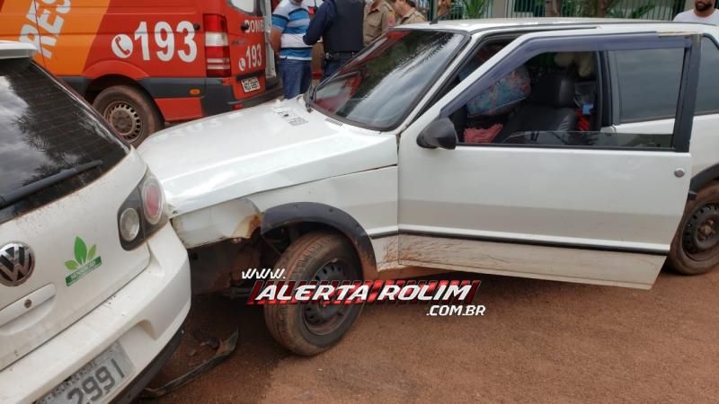 Rolim de Moura – Motorista perde o controle da direção de veículo e bate em carro estacionado no Bairro Cidade Alta – Vídeo Rolim de Moura – Motorista perde o controle da direção de veículo e bate em carro estacionado no Bairro Cidade Alta – Vídeo