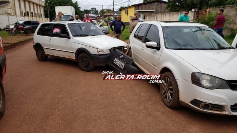 Rolim de Moura – Motorista perde o controle da direção de veículo e bate em carro estacionado no Bairro Cidade Alta – Vídeo Rolim de Moura – Motorista perde o controle da direção de veículo e bate em carro estacionado no Bairro Cidade Alta – Vídeo