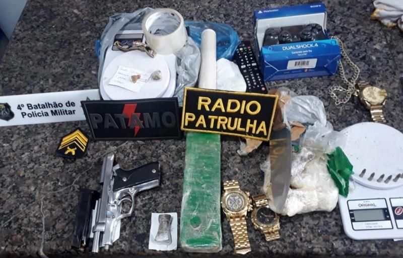 Cacoal - Traficante e foragido da Justiça são presos pela PM mediante ação integrada com a PC com mais de 01 kg de drogas, arma de fogo e vários produtos de origem duvidosa Cacoal - Traficante e foragido da Justiça são presos pela PM mediante ação integrada com a PC com mais de 01 kg de drogas, arma de fogo e vários produtos de origem duvidosa