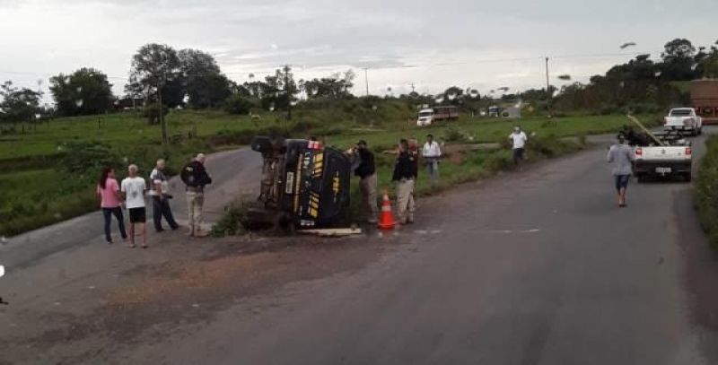 Viatura da PRF capota na rotatória do Anel Viário de Ji-Paraná Viatura da PRF capota na rotatória do Anel Viário de Ji-Paraná