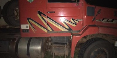 Motociclista morre ao bater de frente com carreta, em Nova Brasilândia Motociclista morre ao bater de frente com carreta, em Nova Brasilândia