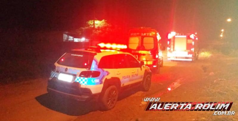 Homem sai de casa e quando retorna se depara com sua residência completamente destruída pelo fogo no Bairro Beira Rio, em Rolim de Moura