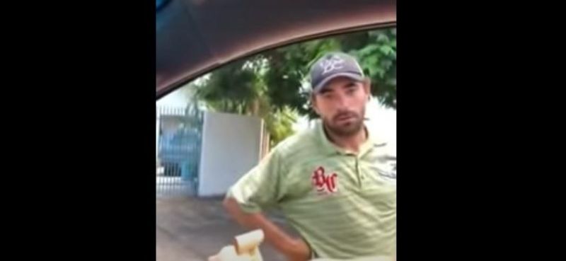 Empresário finge dar dinheiro para dar tapa em morador de rua no Mato Grosso - Assista  Empresário finge dar dinheiro para dar tapa em morador de rua no Mato Grosso - Assista
