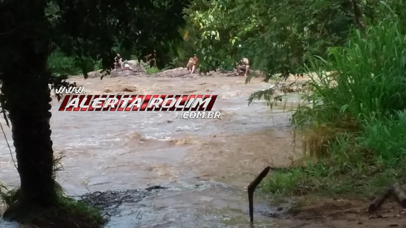 Bombeiros e Policiais Militares resgatam banhistas após cabeça d’água atingir rio, em Santa Luzia Bombeiros e Policiais Militares resgatam banhistas após cabeça d’água atingir rio, em Santa Luzia