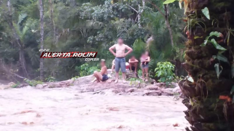 Bombeiros e Policiais Militares resgatam banhistas após cabeça d’água atingir rio, em Santa Luzia Bombeiros e Policiais Militares resgatam banhistas após cabeça d’água atingir rio, em Santa Luzia