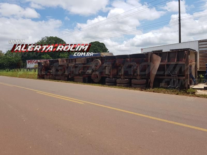 Carreta carregada com hortifrúti tomba na RO-010 próximo a Rolim de Moura; Assista ao vídeo