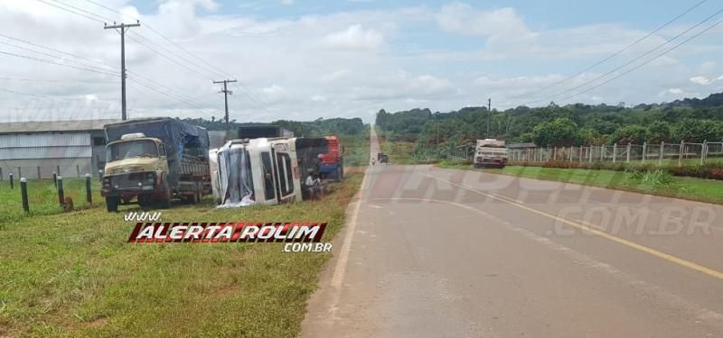 Carreta carregada com hortifrúti tomba na RO-010 próximo a Rolim de Moura; Assista ao vídeo