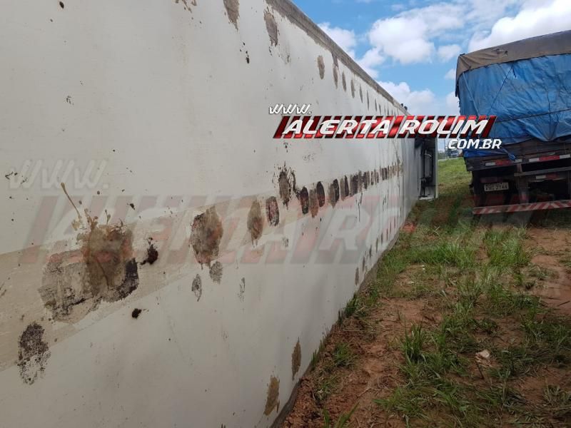 Carreta carregada com hortifrúti tomba na RO-010 próximo a Rolim de Moura; Assista ao vídeo Carreta carregada com hortifrúti tomba na RO-010 próximo a Rolim de Moura; Assista ao vídeo