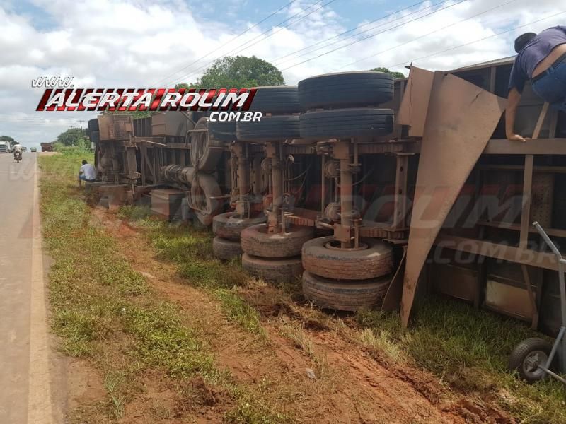 Carreta carregada com hortifrúti tomba na RO-010 próximo a Rolim de Moura; Assista ao vídeo