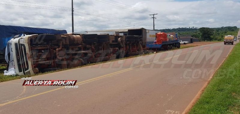 Carreta carregada com hortifrúti tomba na RO-010 próximo a Rolim de Moura; Assista ao vídeo