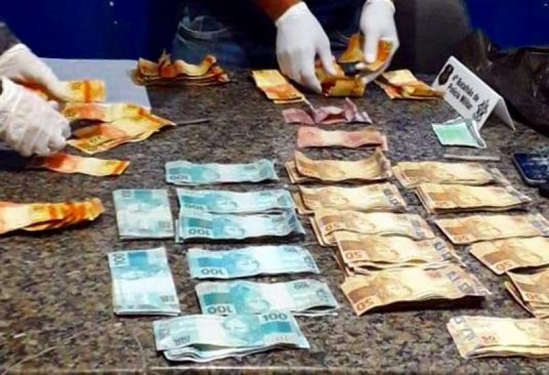 Cerca de 20 mil reais possivelmente ligado ao tráfico de drogas são apreendidos pela equipe do PATAMO da PM em Cacoal Cerca de 20 mil reais possivelmente ligado ao tráfico de drogas são apreendidos pela equipe do PATAMO da PM em Cacoal
