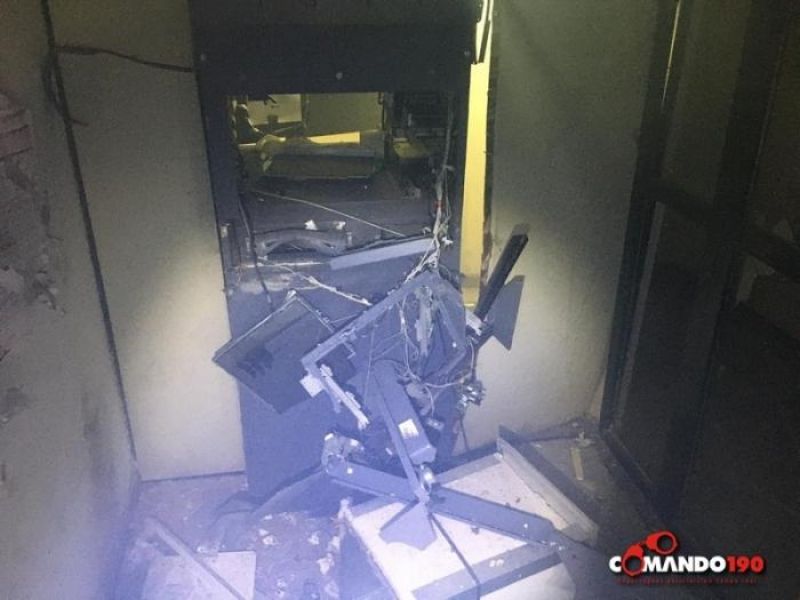 Dupla explode caixa eletrônico mas foge sem levar dinheiro, em Ji-Paraná Dupla explode caixa eletrônico mas foge sem levar dinheiro, em Ji-Paraná