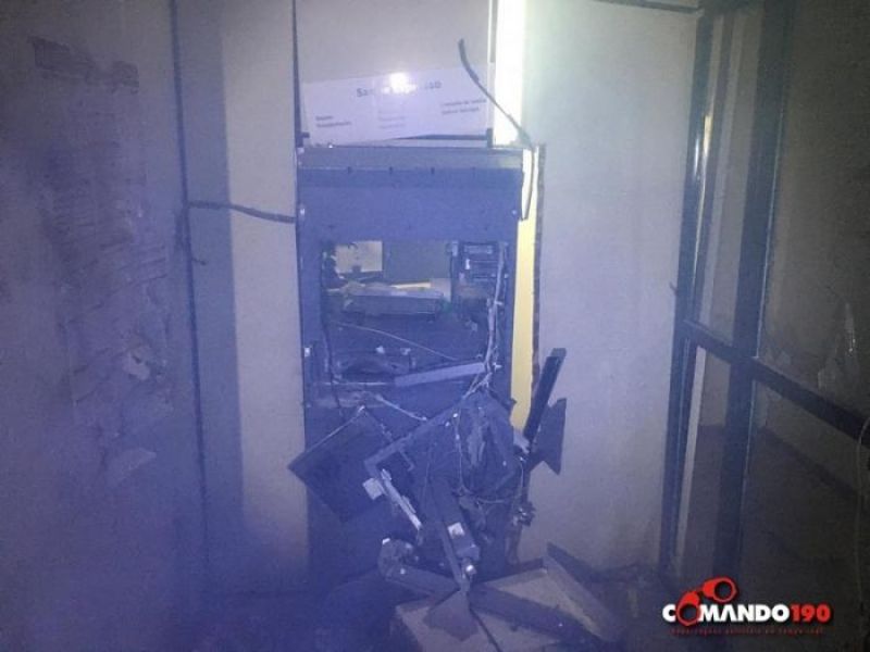 Dupla explode caixa eletrônico mas foge sem levar dinheiro, em Ji-Paraná Dupla explode caixa eletrônico mas foge sem levar dinheiro, em Ji-Paraná