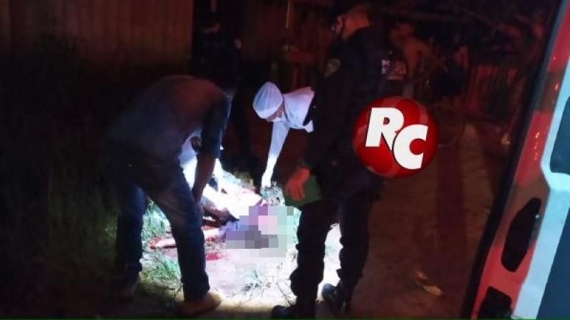 Homem é brutalmente assassinado com 30 facadas , em São Miguel do Guaporé Homem é brutalmente assassinado com 30 facadas , em São Miguel do Guaporé