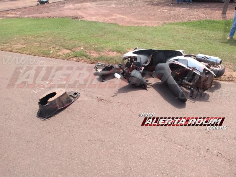 Motociclista fica ferido ao ser atingido por caminhão na RO-010, em Rolim de Moura Motociclista fica ferido ao ser atingido por caminhão na RO-010, em Rolim de Moura