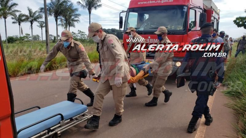 Motorista de carro é socorrido pelos bombeiros após bater em buraco e sair da pista na RO-010, em Rolim de Moura - Vídeo Motorista de carro é socorrido pelos bombeiros após bater em buraco e sair da pista na RO-010, em Rolim de Moura - Vídeo