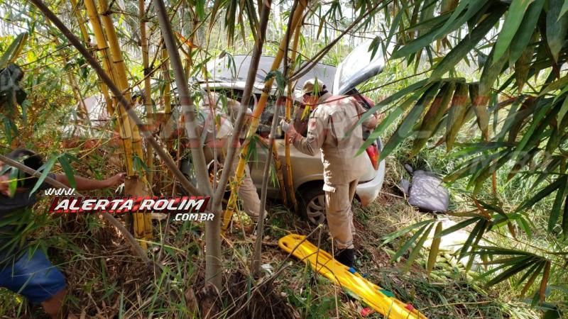 Motorista de carro é socorrido pelos bombeiros após bater em buraco e sair da pista na RO-010, em Rolim de Moura - Vídeo Motorista de carro é socorrido pelos bombeiros após bater em buraco e sair da pista na RO-010, em Rolim de Moura - Vídeo