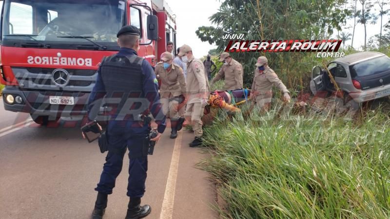 Motorista de carro é socorrido pelos bombeiros após bater em buraco e sair da pista na RO-010, em Rolim de Moura - Vídeo Motorista de carro é socorrido pelos bombeiros após bater em buraco e sair da pista na RO-010, em Rolim de Moura - Vídeo