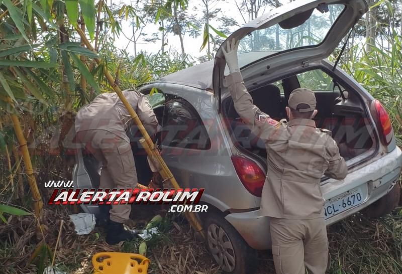 Motorista de carro é socorrido pelos bombeiros após bater em buraco e sair da pista na RO-010, em Rolim de Moura - Vídeo Motorista de carro é socorrido pelos bombeiros após bater em buraco e sair da pista na RO-010, em Rolim de Moura - Vídeo