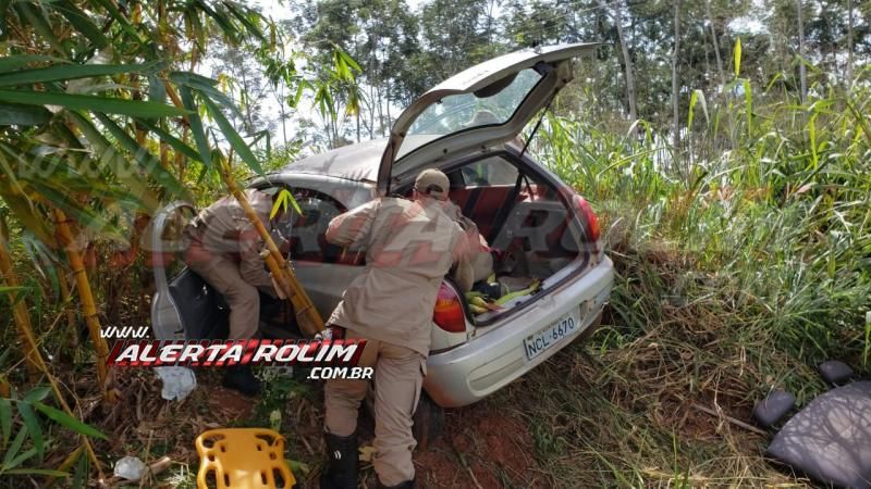 Motorista de carro é socorrido pelos bombeiros após bater em buraco e sair da pista na RO-010, em Rolim de Moura - Vídeo Motorista de carro é socorrido pelos bombeiros após bater em buraco e sair da pista na RO-010, em Rolim de Moura - Vídeo