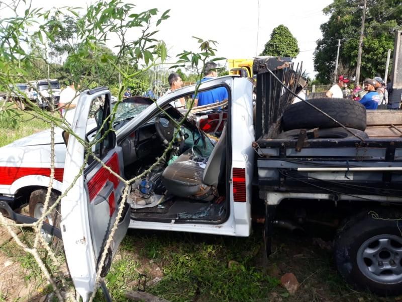 Motorista de F-1000 bate violentamente na traseira de caminhão, em Nova Brasilândia Motorista de F-1000 bate violentamente na traseira de caminhão, em Nova Brasilândia