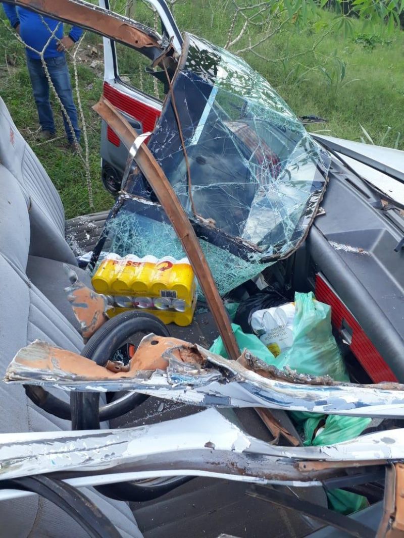 Motorista de F-1000 bate violentamente na traseira de caminhão, em Nova Brasilândia 
