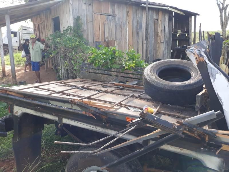 Motorista de F-1000 bate violentamente na traseira de caminhão, em Nova Brasilândia Motorista de F-1000 bate violentamente na traseira de caminhão, em Nova Brasilândia