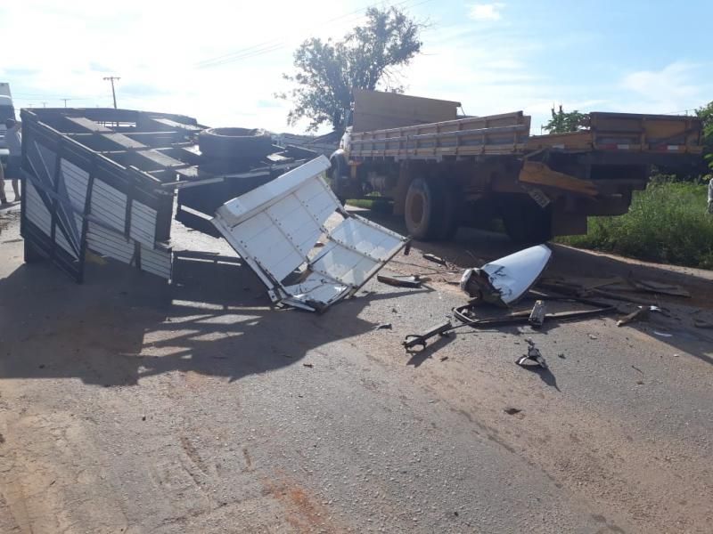 Motorista de F-1000 bate violentamente na traseira de caminhão, em Nova Brasilândia Motorista de F-1000 bate violentamente na traseira de caminhão, em Nova Brasilândia