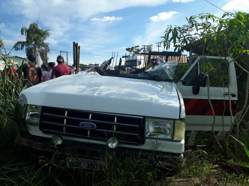 Motorista de F-1000 bate violentamente na traseira de caminhão, em Nova Brasilândia Motorista de F-1000 bate violentamente na traseira de caminhão, em Nova Brasilândia