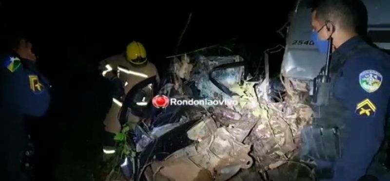 Motorista morre preso às ferragens após colisão frontal com carreta na BR-364, em RO Motorista morre preso às ferragens após colisão frontal com carreta na BR-364, em RO