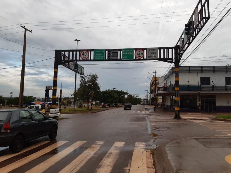 Raio queima semáforo da Rio Madeira com Av. 25 de Agosto, em Rolim de Moura Raio queima semáforo da Rio Madeira com Av. 25 de Agosto, em Rolim de Moura