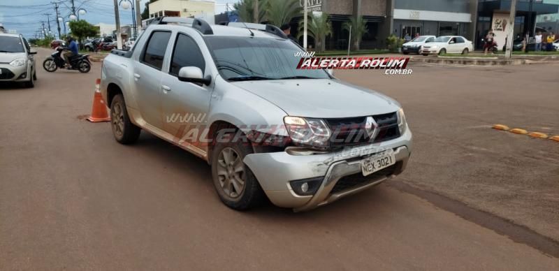Rolim de Moura – Após cruzar preferencial, motorista de Saveiro é atingida por outro veículo, perde o controle da direção e bate em carro estacionado – Vídeo Rolim de Moura – Após cruzar preferencial, motorista de Saveiro é atingida por outro veículo, perde o controle da direção e bate em carro estacionado – Vídeo
