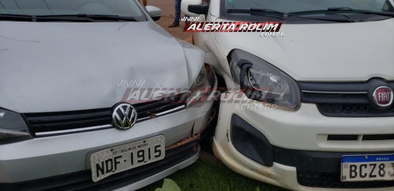Rolim de Moura – Após cruzar preferencial, motorista de Saveiro é atingida por outro veículo, perde o controle da direção e bate em carro estacionado – Vídeo Rolim de Moura – Após cruzar preferencial, motorista de Saveiro é atingida por outro veículo, perde o controle da direção e bate em carro estacionado – Vídeo