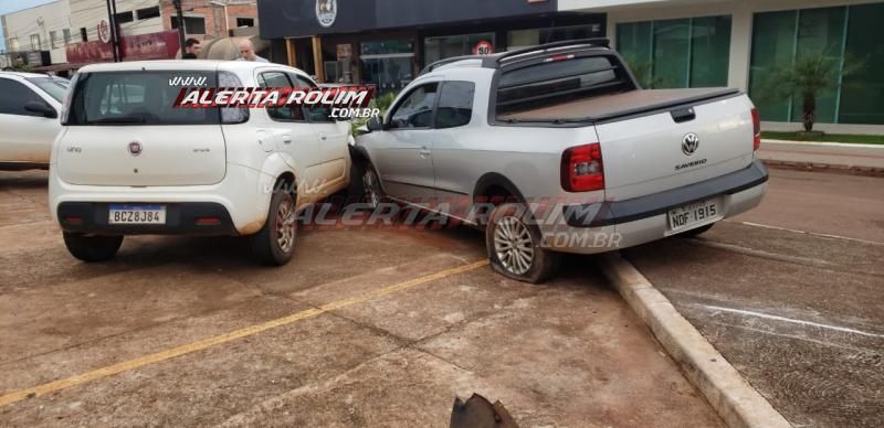 Rolim de Moura – Após cruzar preferencial, motorista de Saveiro é atingida por outro veículo, perde o controle da direção e bate em carro estacionado – Vídeo Rolim de Moura – Após cruzar preferencial, motorista de Saveiro é atingida por outro veículo, perde o controle da direção e bate em carro estacionado – Vídeo