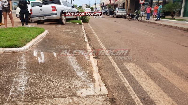 Rolim de Moura – Após cruzar preferencial, motorista de Saveiro é atingida por outro veículo, perde o controle da direção e bate em carro estacionado – Vídeo Rolim de Moura – Após cruzar preferencial, motorista de Saveiro é atingida por outro veículo, perde o controle da direção e bate em carro estacionado – Vídeo