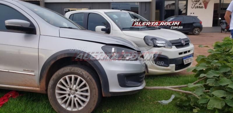 Rolim de Moura – Após cruzar preferencial, motorista de Saveiro é atingida por outro veículo, perde o controle da direção e bate em carro estacionado – Vídeo Rolim de Moura – Após cruzar preferencial, motorista de Saveiro é atingida por outro veículo, perde o controle da direção e bate em carro estacionado – Vídeo