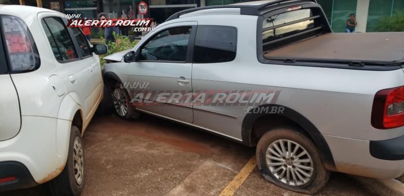 Rolim de Moura – Após cruzar preferencial, motorista de Saveiro é atingida por outro veículo, perde o controle da direção e bate em carro estacionado – Vídeo Rolim de Moura – Após cruzar preferencial, motorista de Saveiro é atingida por outro veículo, perde o controle da direção e bate em carro estacionado – Vídeo