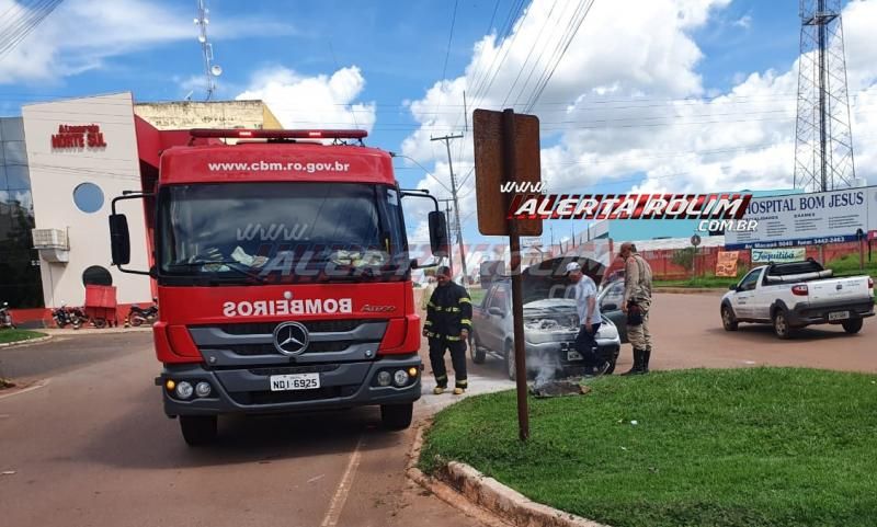 Rolim de Moura – Carro pega fogo enquanto motorista transitava pelo Centro da cidade Rolim de Moura – Carro pega fogo enquanto motorista transitava pelo Centro da cidade