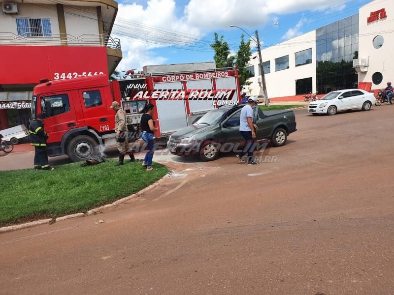Rolim de Moura – Carro pega fogo enquanto motorista transitava pelo Centro da cidade Rolim de Moura – Carro pega fogo enquanto motorista transitava pelo Centro da cidade